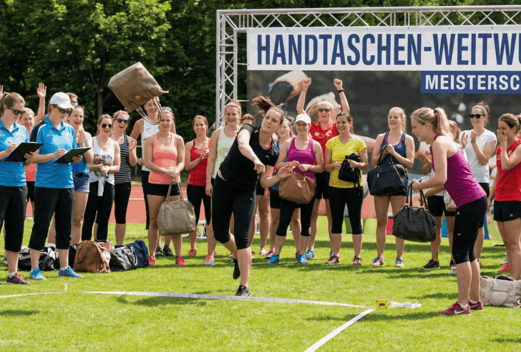 Frauen machen Handtaschenweitwurf