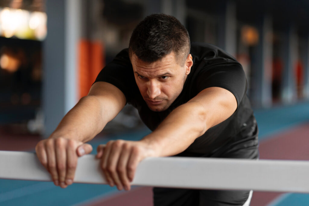 Ein Mann macht körperlich anstrengenden Sport