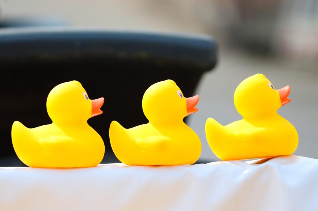 3 Gummienten stehen hintereinander